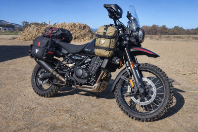 chat GPT tuning himalayan 450 negro y rojo .jpeg